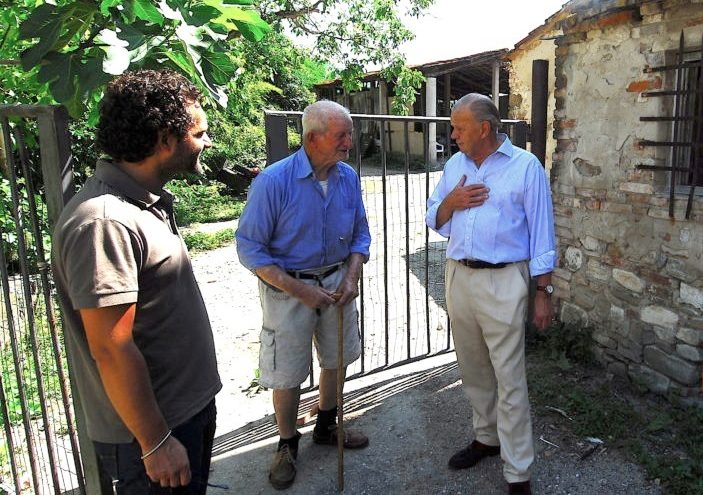 Michael Carrington (al centro) si impegna con gli ultimi abitanti delle Gualchiere di Remole al recupero di questo importante documento (Luglio 2009)