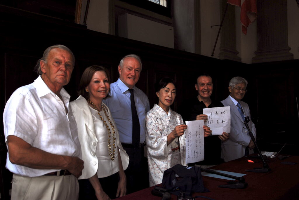 At the international conference in Florence, a safeguarding charter was signed in the presence of UNESCO and international experts. From left: Michael Carrington, Elizabeth Nobrega, Francesco Bandarin, Kyoko Kobori, Pietro Laureano, and Iwao Kobori.