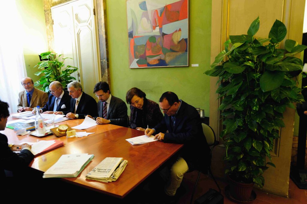 Signing of the Safeguarding Agreement for the Gualchiere: from right, Pietro Laureano, founder of IPOGEA; Elizabeth Nobrega, President of the Nobrega Foundation and International President of ITKI; Dario Nardella, then Mayor of Florence; Luciano Bartolini, then Mayor of Bagno a Ripoli; Michael Carrington, Director of the Nobrega Foundation; and the then municipal officer.