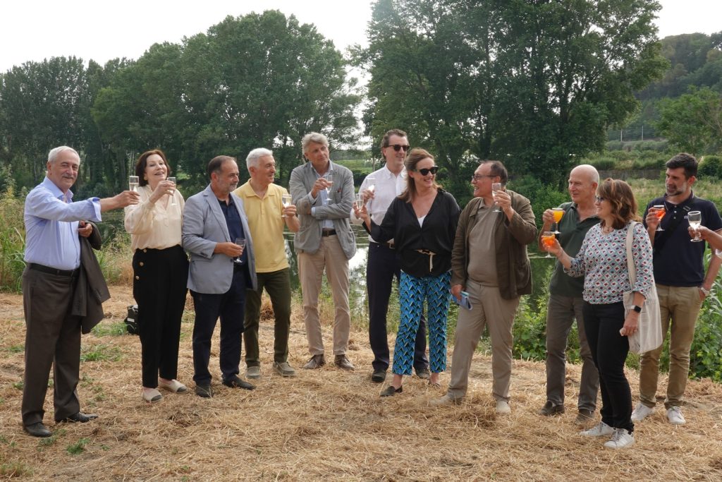 A toast to success. Visible in the photo on the left are Franco Bonifazi, President of the Circolo Vie Nuove; Luciano Bartolini; Giorgio Caselli; Anne-Louise and Chris Ackers (ITKI Australia); Pietro Laureano; and Ugo Tonietti (UNIFI).